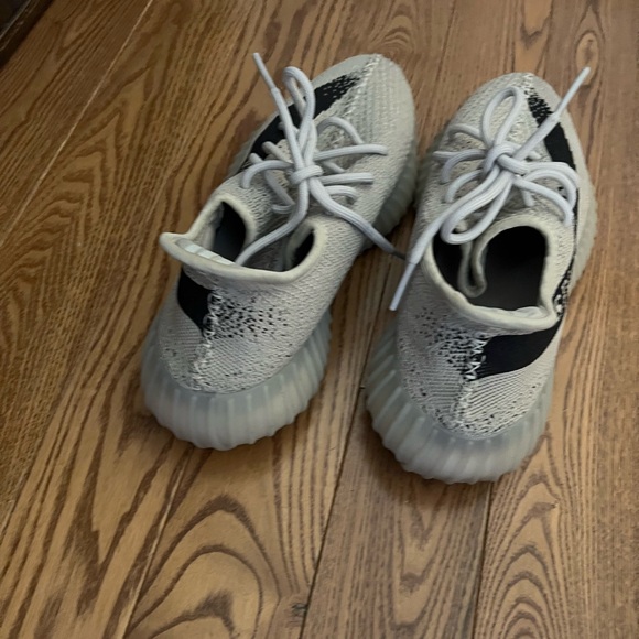 Yeezy size 42 - Picture 3 of 8